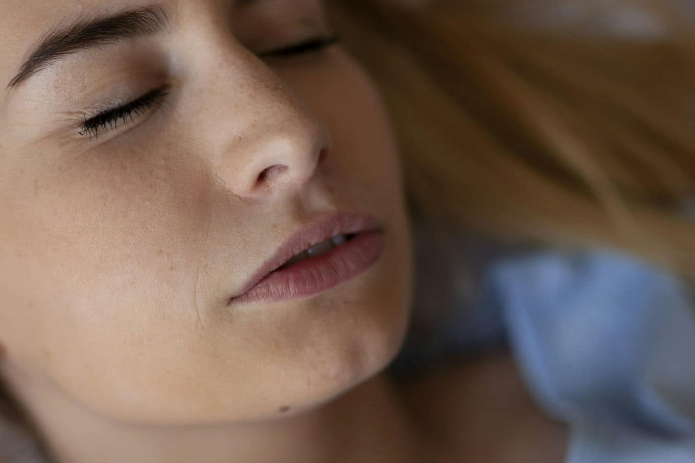 kobieta z zaciśniętą szczęką podczas snu